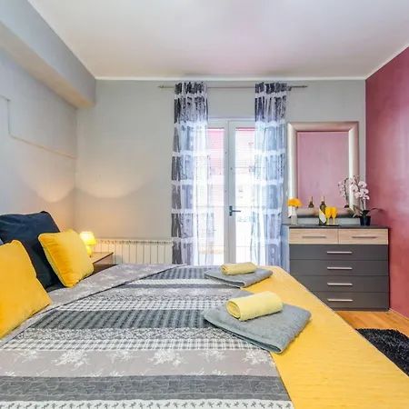 Fuer 5 Personen Ca 110 M Sup2 In Split, Dalmatien Gespanschaft Dalmatien Appartement *